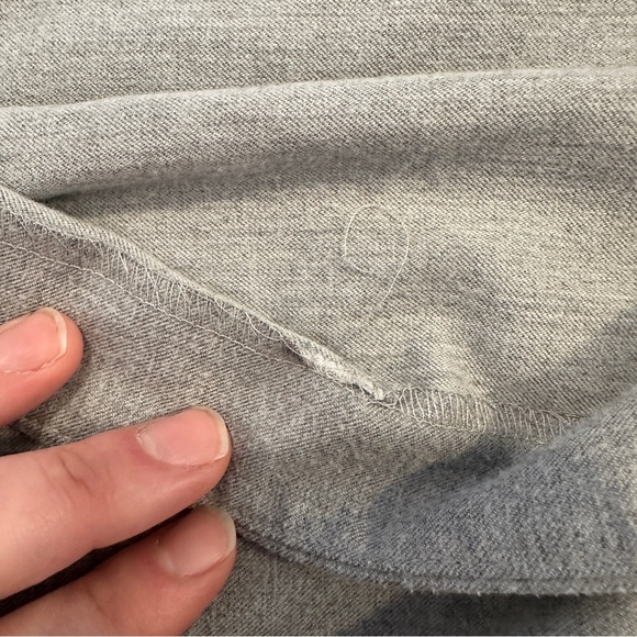 Aritzia Babaton Malik Blouse Top Grey Off The Shoulder Size Small Women’s - Picture 13 of 14